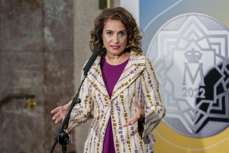 Montero dice que el paquete anticrisis apoya a las rentas bajas y que las medias merecen ayuda