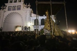 Suspendida la procesión de la Virgen del Rocío por una avería en el nuevo paso