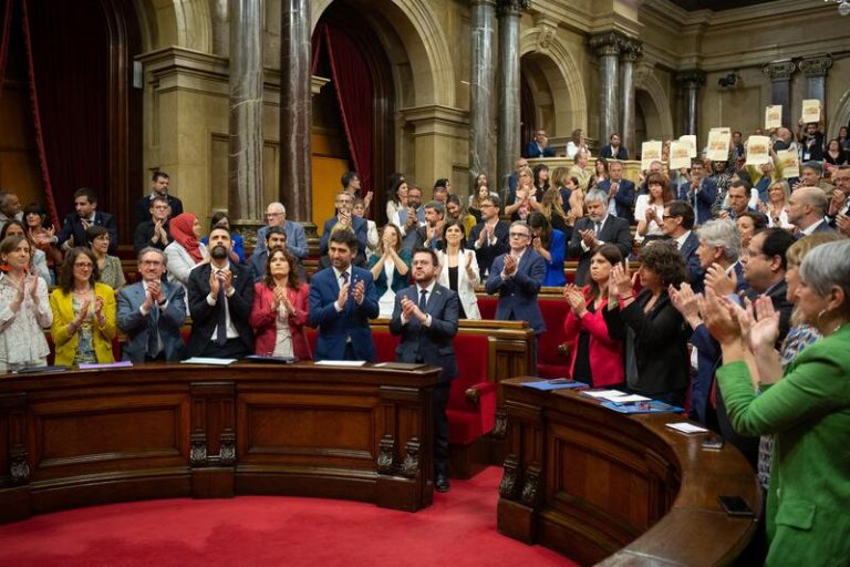 El Parlament aprueba la ley que sortea el 25% del castellano en Cataluña
