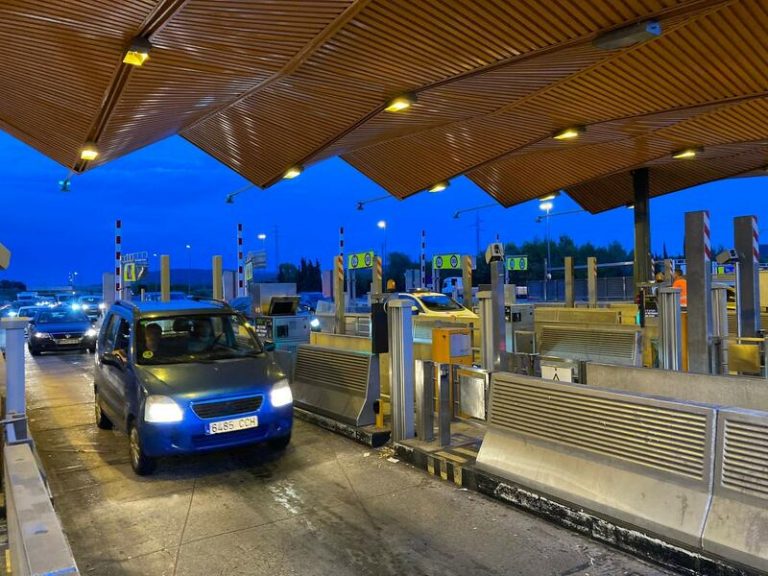 El Gobierno retrasa poner peajes en las autovías para combatir la situación económica