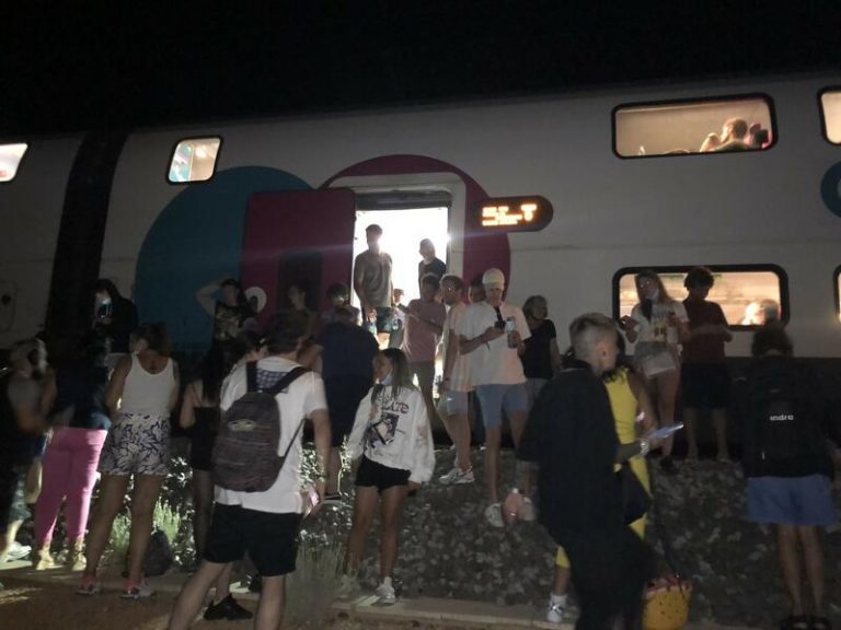 Una avería en un tren de Ouigo deja tirados a casi mil pasajeros de madrugada en el trayecto Barcelona-Madrid