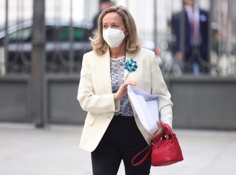 Calviño niega que el tope al gas sea un fracaso y confirma que la ayuda al combustible seguirá siendo general