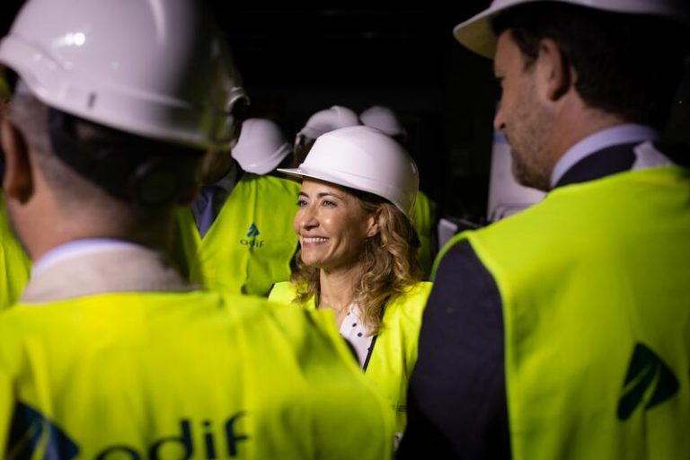 La ministra de Transportes viaja de Plasencia a Badajoz para probar la línea de alta velocidad