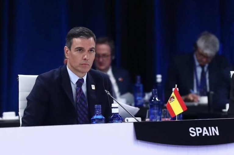 La OTAN pide disculpas por colocar la bandera de España al revés frente a Sánchez