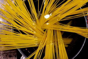 La carbonara sin nata de Luciano Monosilio: proporciones exactas y el truco del baño maría que la hace cremosa