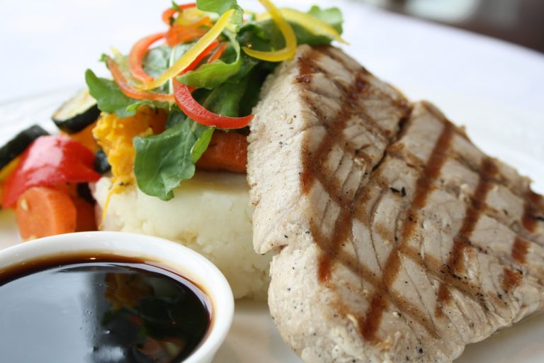 Atún a la plancha: errores que hacen que se pegue a la sartén