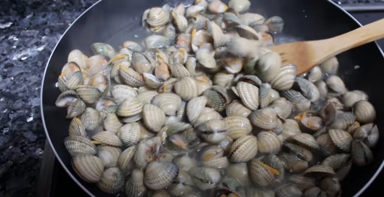 Berberechos al ajillo así se hace este plato de cinco minutos