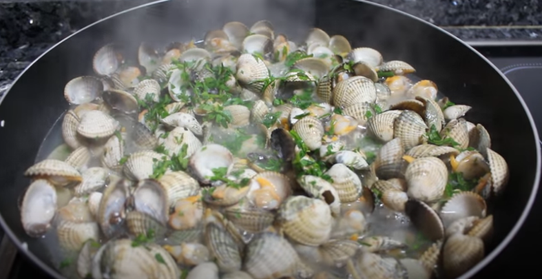 Berberechos al ajillo así se hace este plato de cinco minutos