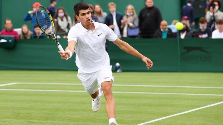 Carlos Alcaraz dice adiós a Wimbledon tras caer ante el italiano Sinner