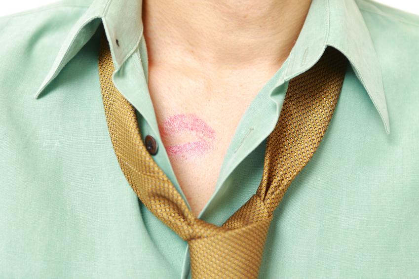 Combina el vinagre con la sal y el agua tibia