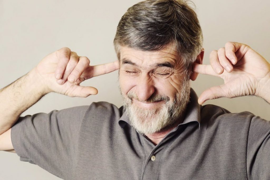 ¿Qué es lo que causa el dolor de oídos?