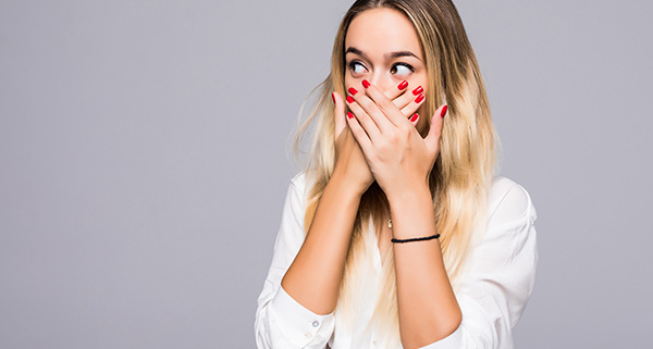 El motivo por el que te huele el aliento