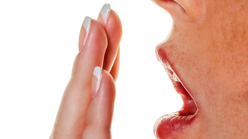 ¿Cuáles son los síntomas del mal aliento?