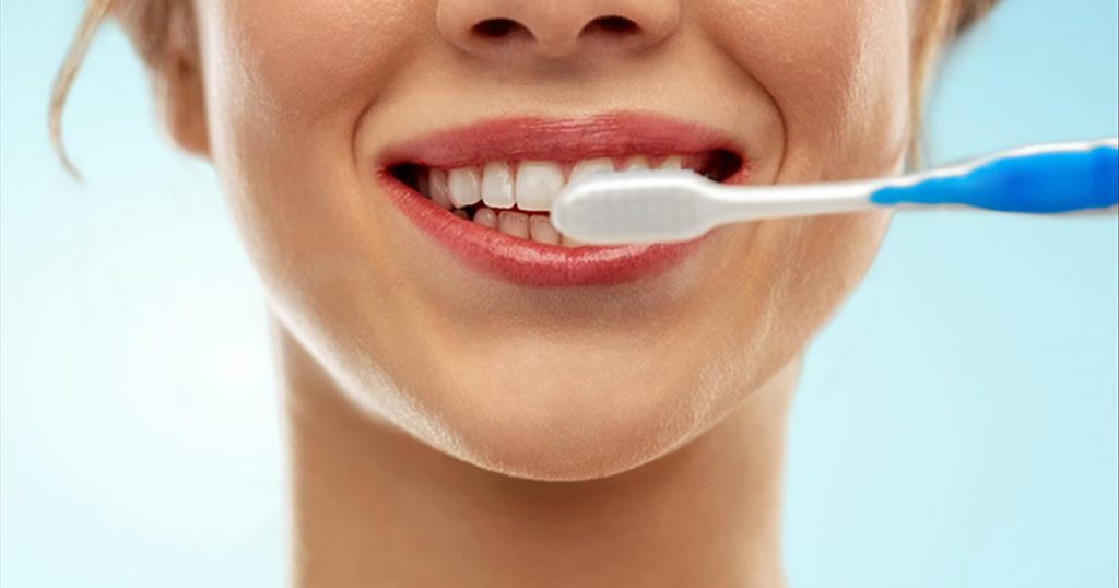 Tener una mala higiene bucal ocasiona mal aliento