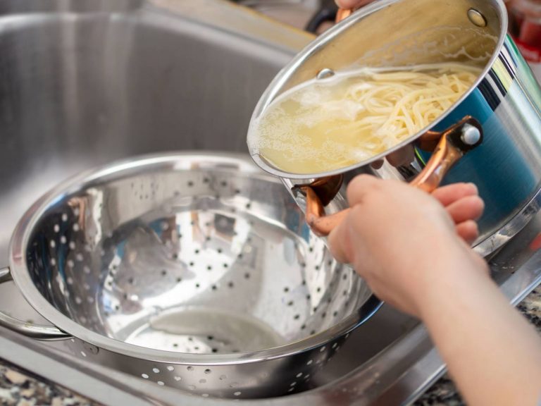 El motivo por el que usas mal el colador al cocer la pasta