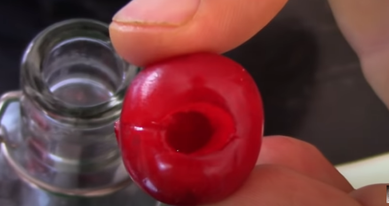 El truco de Arguiñano para deshuesar las cerezas en segundos