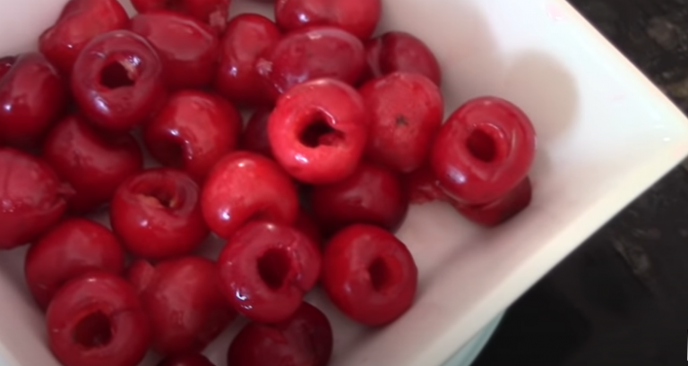 El truco de Arguiñano para deshuesar las cerezas en segundos