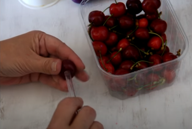 El truco de Arguiñano para deshuesar las cerezas en segundos