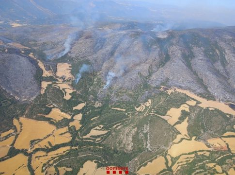 Sucesos.- El incendio de Artesa de Segre (Lleida) ya afecta a 2.146 hectáreas