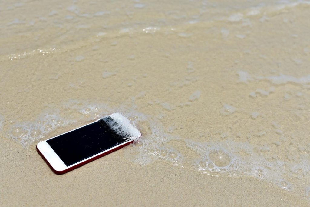 Los motivos por los que no deberías llevarte tu iPhone a la playa 48 ¿Existe un truco para sacar el agua del iPhone?