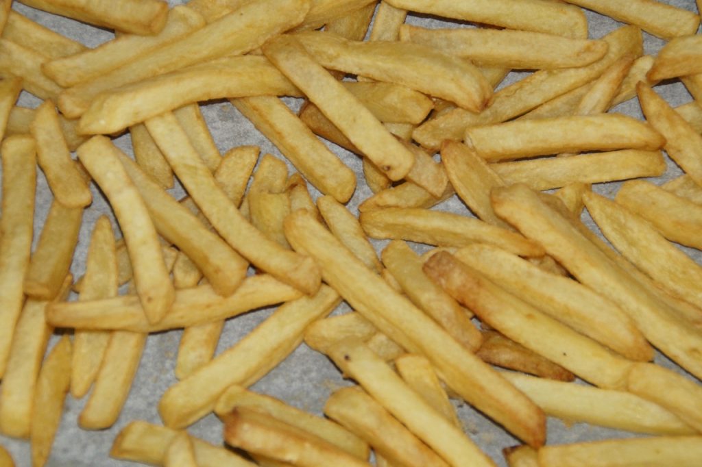 Patatas fritas al horno la manera 'sana' de hacerlas crujientes por fuera y tiernas por dentro