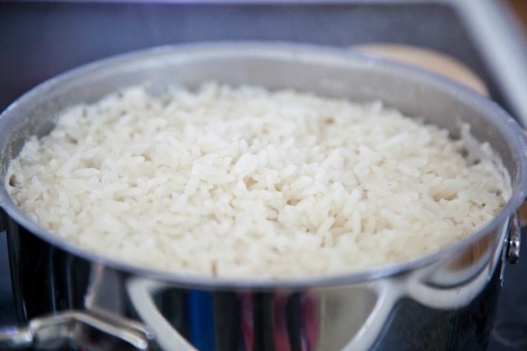 Lavar el arroz antes de cocinarlo: el truco de chefs y científicos para un grano suelto y saludable