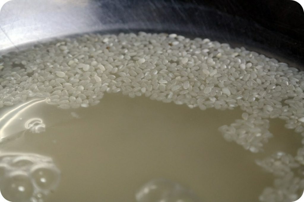 ¿Se puede remojar el arroz antes de cocinarlo?