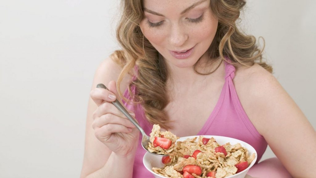 ¿Qué indica el estudio sobre consumir los cereales con leche en el desayuno?