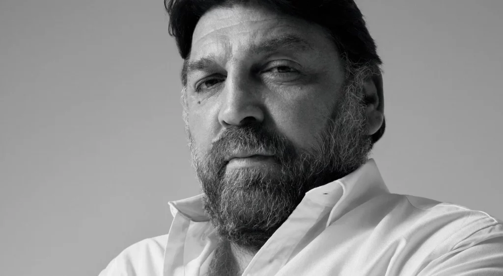 Hovik Keuchkerian dará vida a Jon Gutiérrez en Reina Roja. 