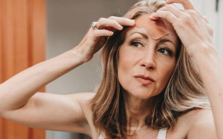 Así es como puedes eliminar tus arrugas con cinta adhesiva