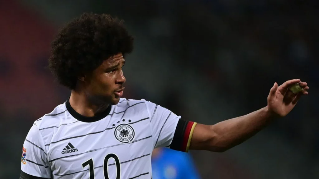 El jugador del Real Madrid que no quiere ceder su puesto a Serge Gnabry 142 Serge Gnabry será del Real Madrid si sale un jugador blanco