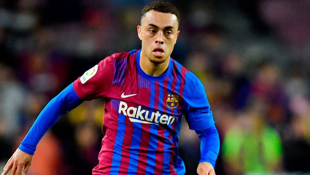 Sergiño Dest en la lista negra del Barcelona 