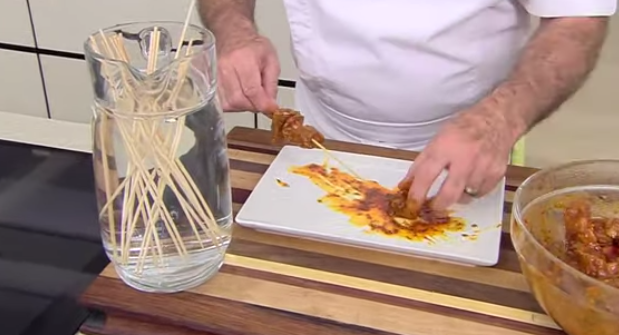 Te desvelamos qué le echa Arguiñano a sus pinchos morunos para que estén tan buenos