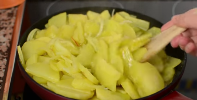 Tortilla de patatas el truco para echarle jamón york y queso y que se mantenga