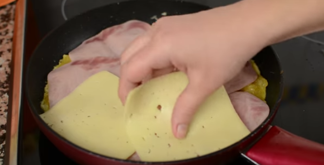Tortilla de patatas el truco para echarle jamón york y queso y que se mantenga