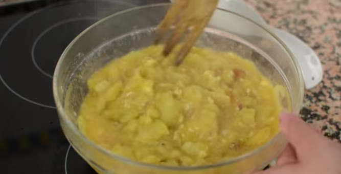Tortilla de patatas el truco para echarle jamón york y queso y que se mantenga