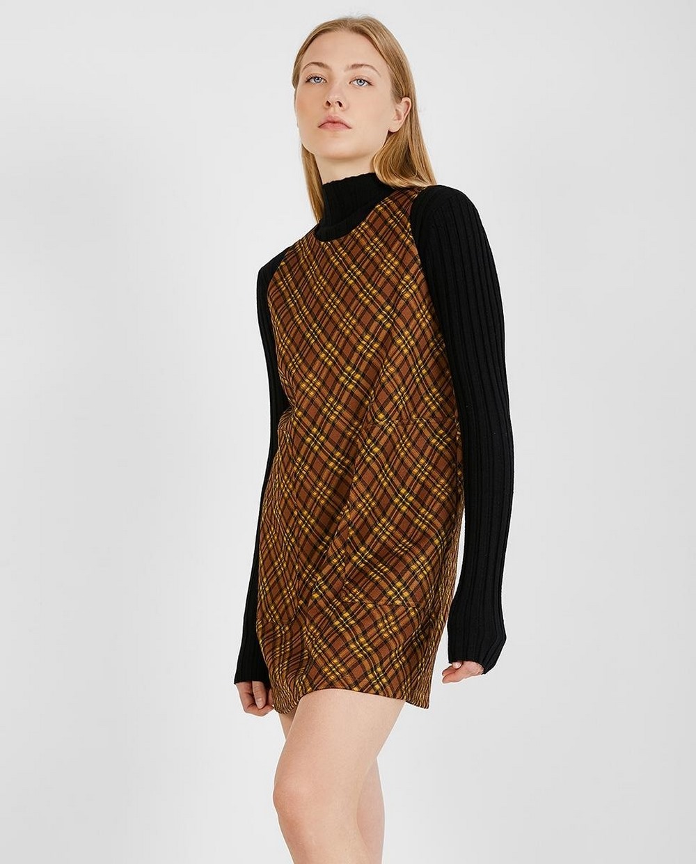 Vestido corto de tirantes estampado de cuadros