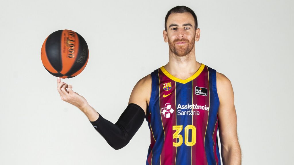 Víctor Claver es un genio para el balón 