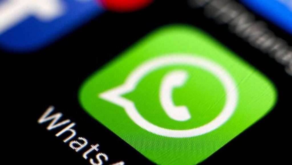¿Cómo se puede atender dos conversaciones de manera simultánea en WhatsApp?
