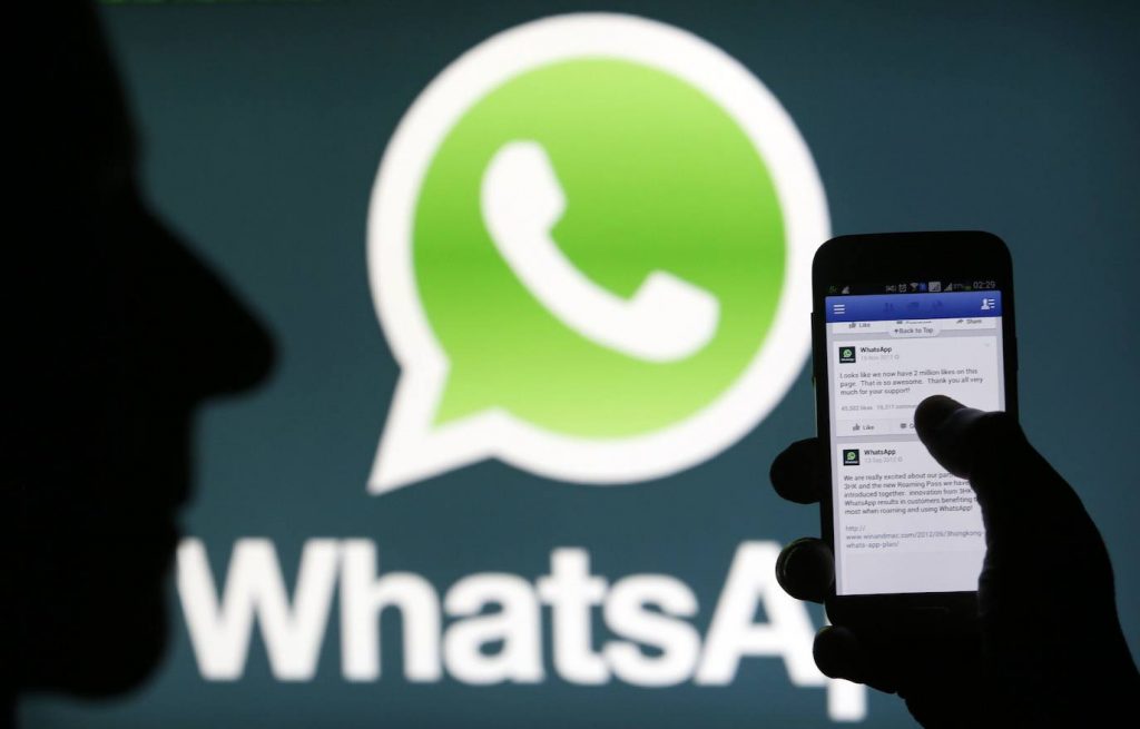 ¿Cuáles son los pasos para lograr escuchar un audio mientras se conversa con un tercero en WhatsApp?