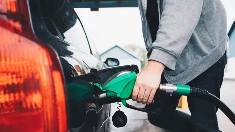 Trucos para que ahorres 10 euros cada vez que llenes el depósito