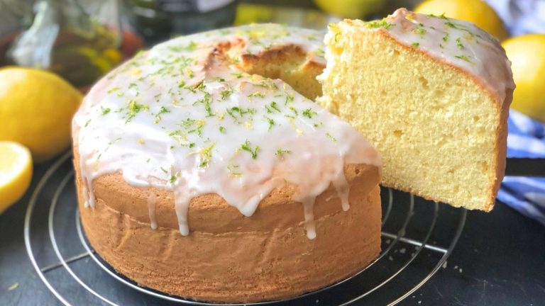 El bizcocho glaseado de yogur y limón que le gusta a todo el mundo