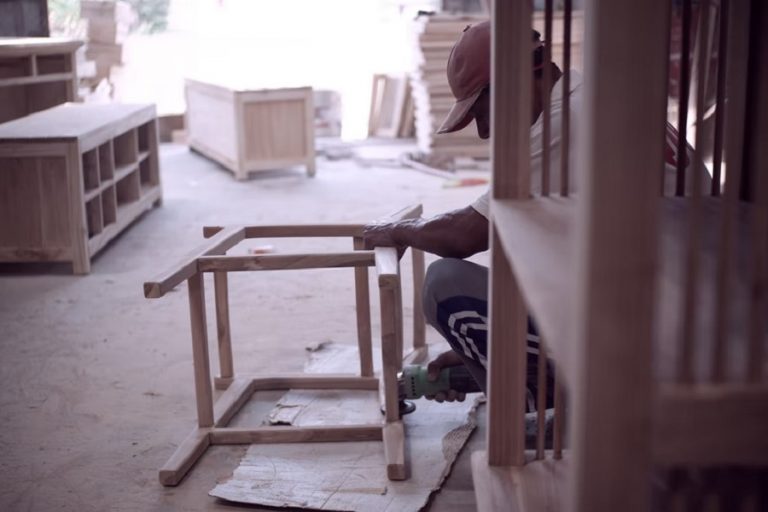 ¿Qué ventajas tienen los muebles de madera maciza hechos por un carpintero?