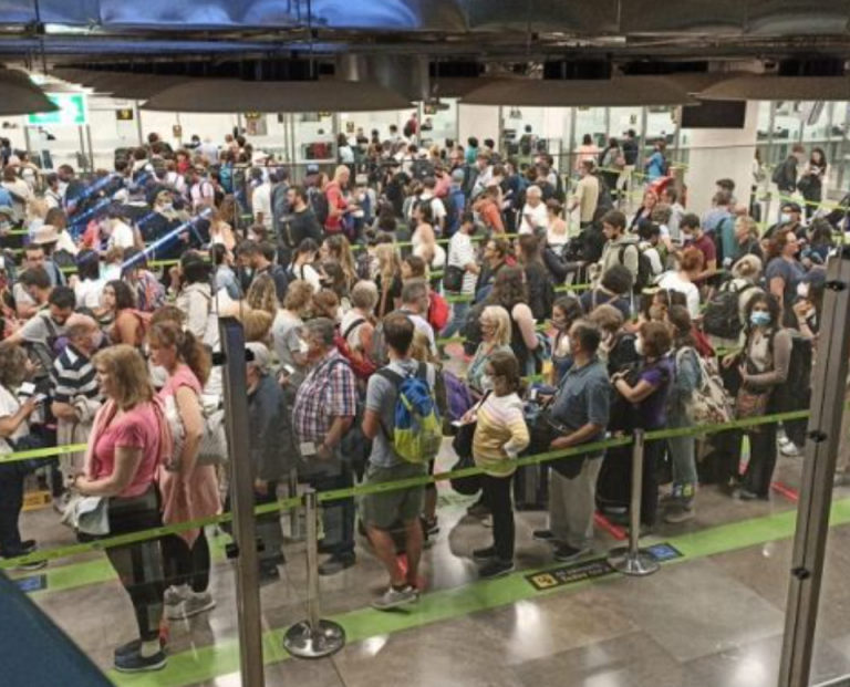 Las colas en los aeropuertos y una promesa incumplida del Gobierno