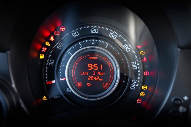 Rayas rojas en el cuentakilómetros: esta es su verdadera utilidad