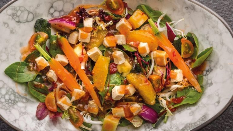 Ensaladas de pollo diferentes para no caer en la rutina este verano