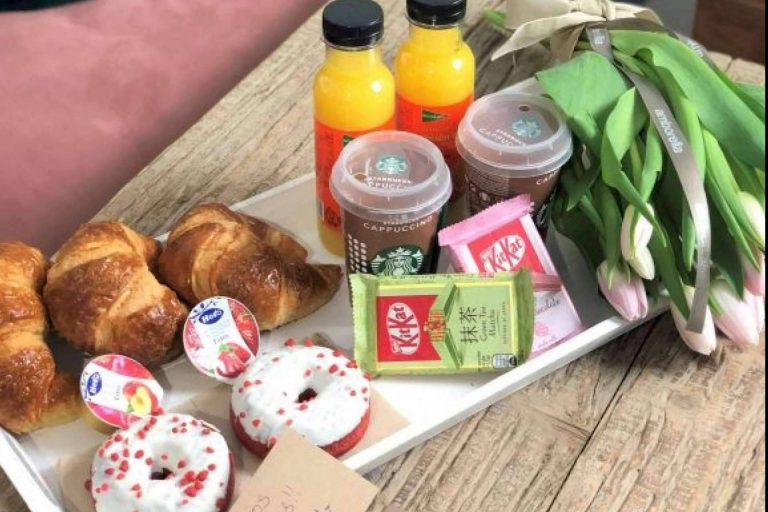 Sorprender a los seres queridos con flores con desayuno a domicilio