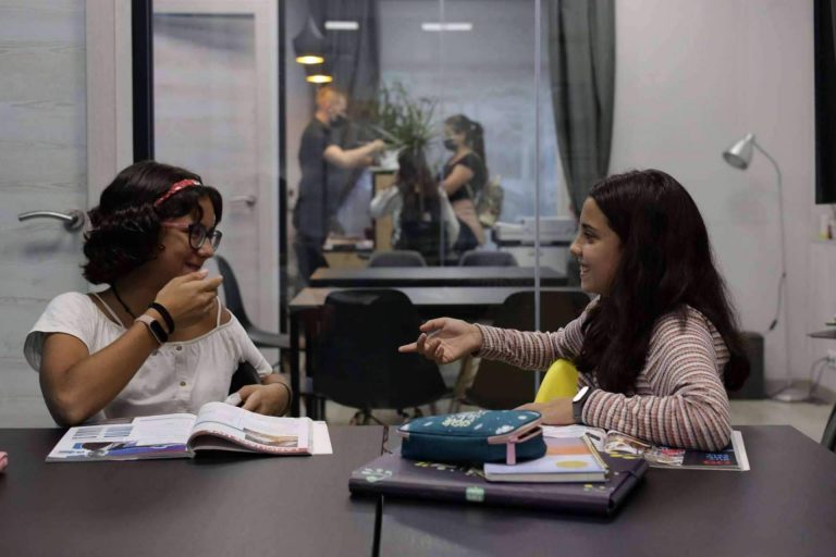 Asistir a clases de inglés para niños con Bravo Academy