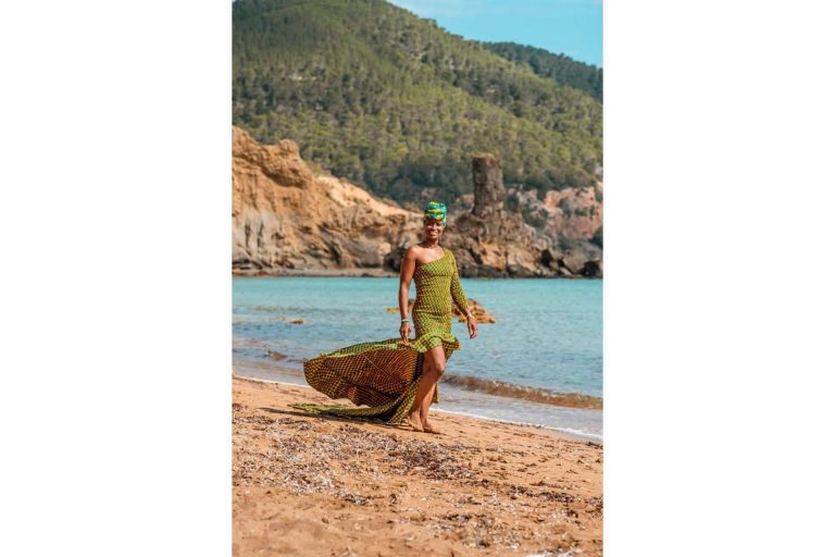 El concepto de moda africana que empodera Queen Titíne