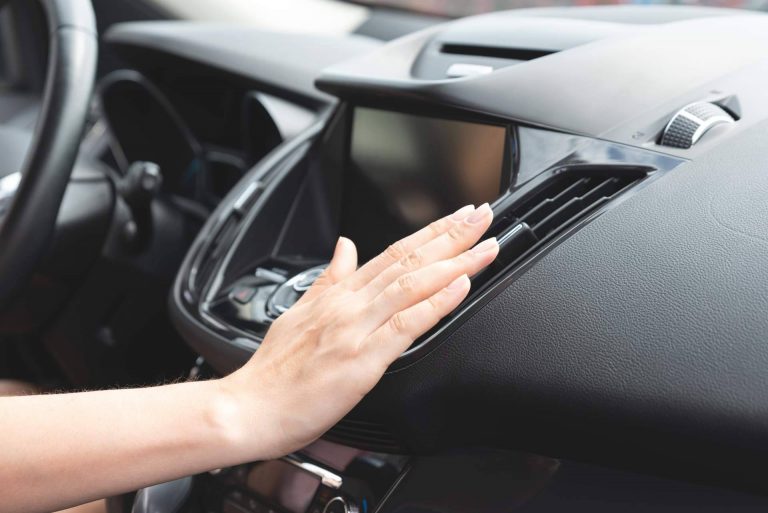 La importancia del mantenimiento del filtro del aire acondicionado del coche, por la red de talleres BlackTire